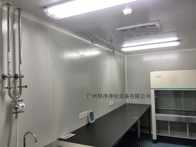 建造和使用潔凈室能有效減少室內(nèi)誘入、產(chǎn)生及滯留粒子。