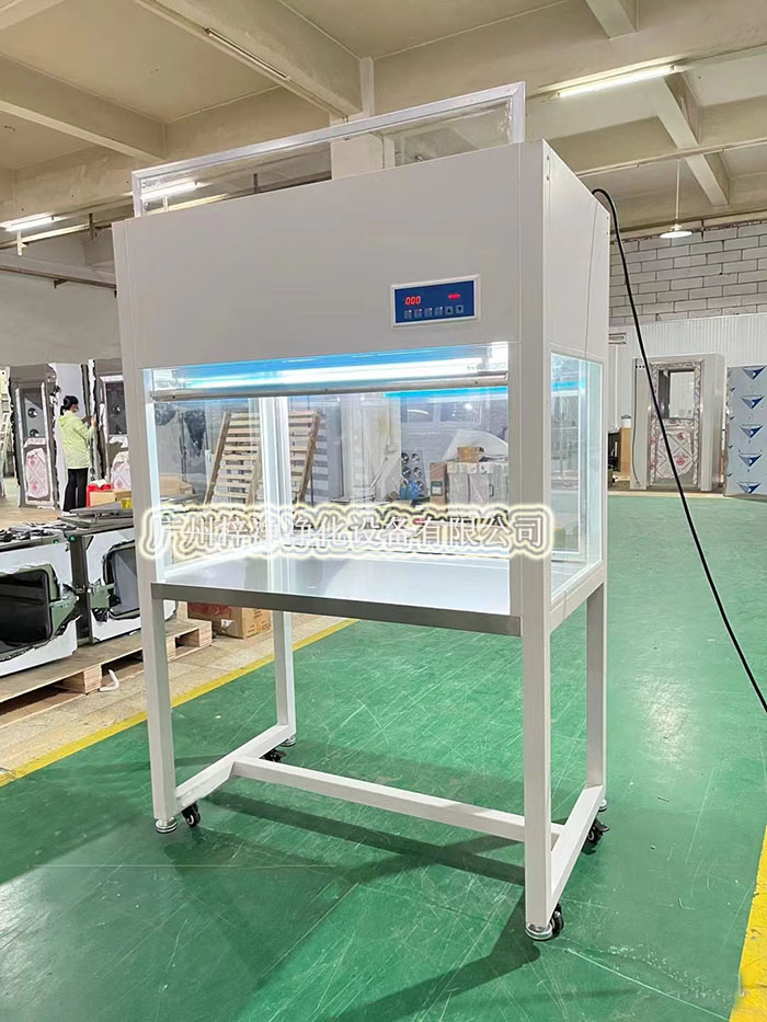 潔凈工作臺(tái)內(nèi)部安裝有FFU和高效空氣過濾器（HEPA），能有效地過濾掉空氣中的塵埃、細(xì)菌等污染物。